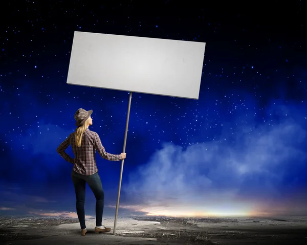 Mujer llevando pancarta en blanco — Foto de Stock