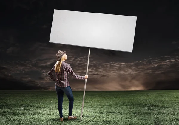 Mulher carregando banner em branco — Fotografia de Stock