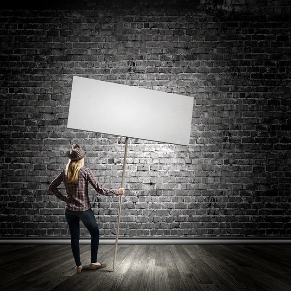 Mulher carregando banner em branco — Fotografia de Stock