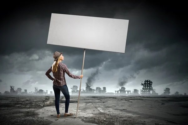 Mujer llevando pancarta en blanco — Foto de Stock