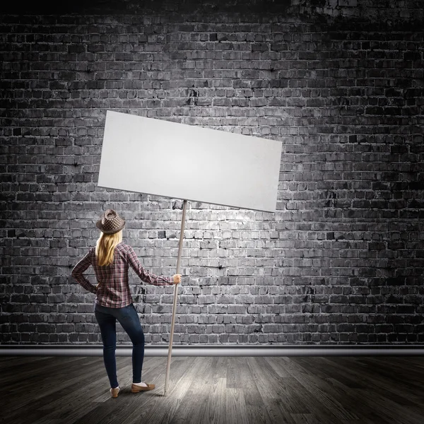 Mujer llevando pancarta en blanco — Foto de Stock