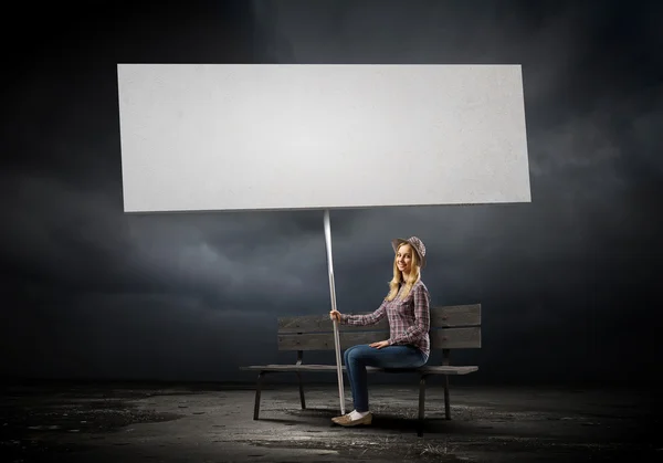 Femme tenant une bannière blanche vierge — Photo