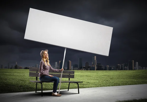 Vrouw bedrijf witte lege banner — Stockfoto