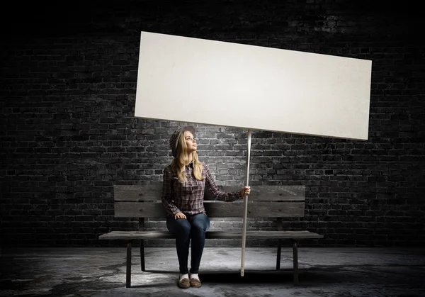 Mulher segurando banner branco em branco — Fotografia de Stock