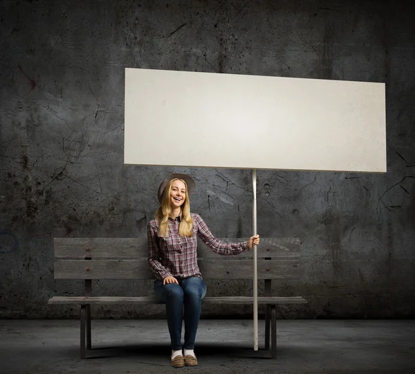 Mulher segurando banner branco em branco — Fotografia de Stock