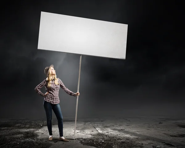 Mujer llevando estandarte blanco — Foto de Stock