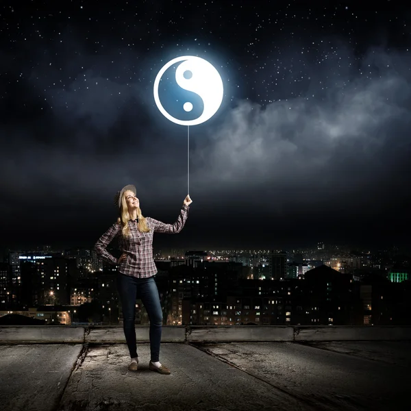 Woman holding bulb balloon — Stock Photo, Image