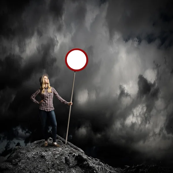 Vrouw met verkeersbord — Stockfoto