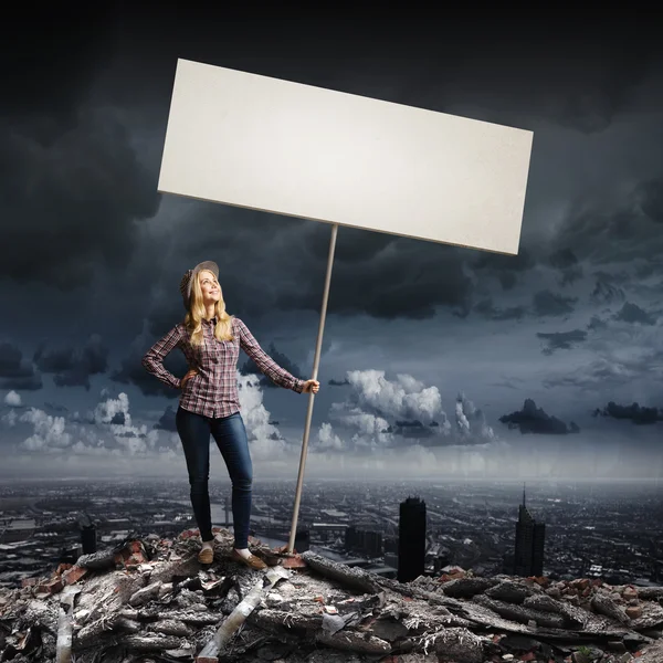 Mulher carregando banner em branco — Fotografia de Stock