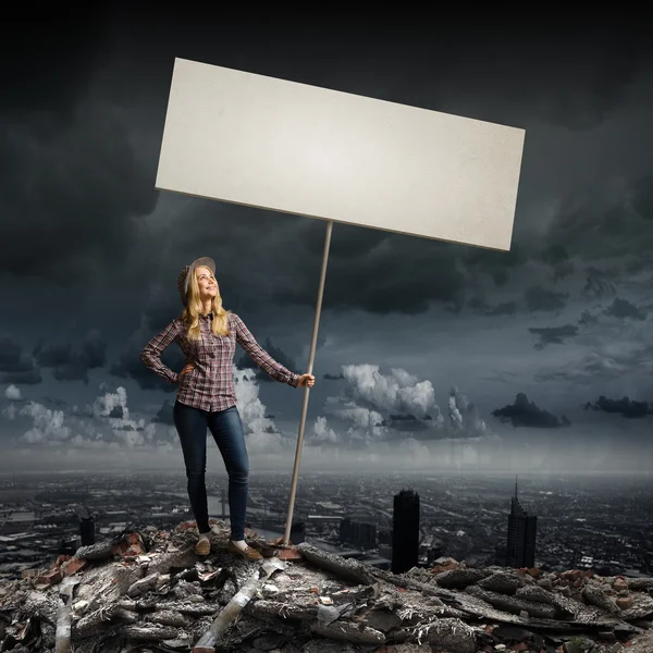 Mujer llevando pancarta en blanco — Foto de Stock