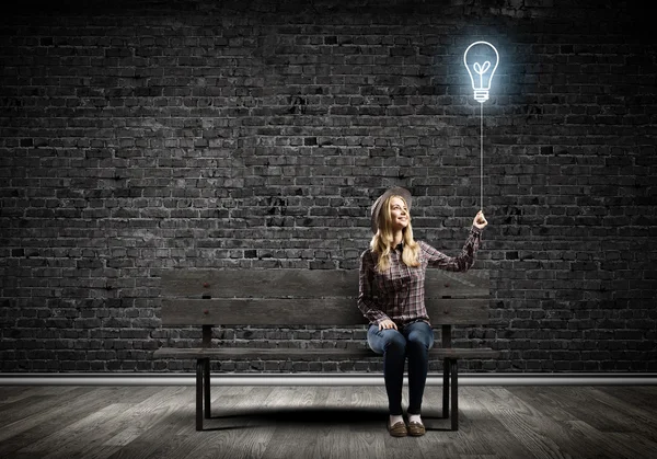 Woman holding bulb balloon — Stock Photo, Image