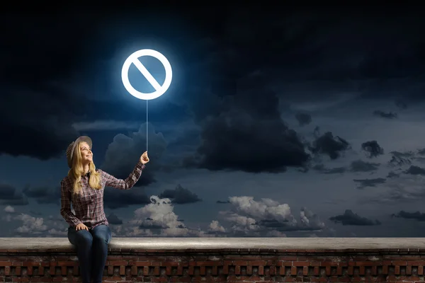 Mujer con signo de prohibición —  Fotos de Stock