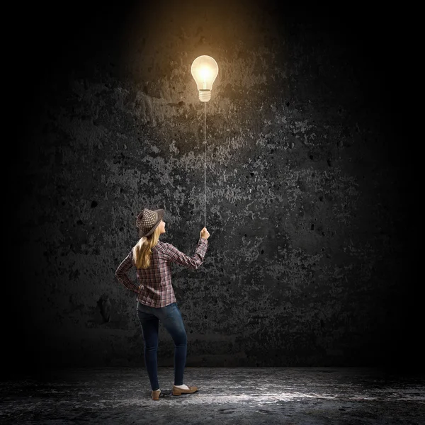 Vrouw met lamp ballon — Stockfoto