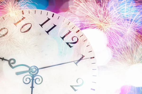 Uhr mit Bokeh-Lichtern und Feuerwerk — Stockfoto