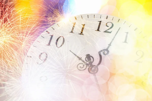 Horloge avec bokeh lumières et feux d'artifice — Photo