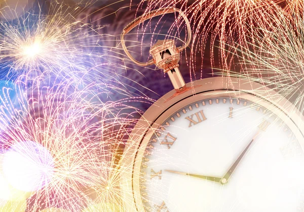 Reloj con luces bokeh y fuegos artificiales — Foto de Stock