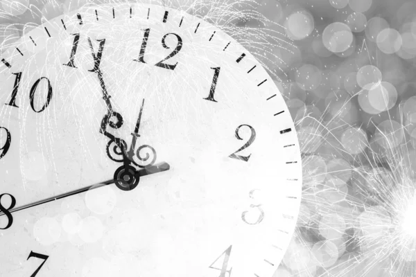 Orologio con luci bokeh e fuochi d'artificio — Foto Stock