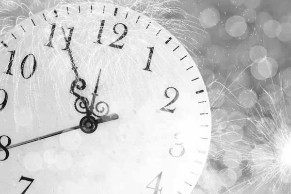 Orologio con luci bokeh e fuochi d'artificio — Foto Stock