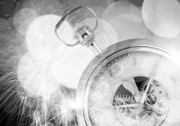 Orologio con luci bokeh e fuochi d'artificio — Foto Stock