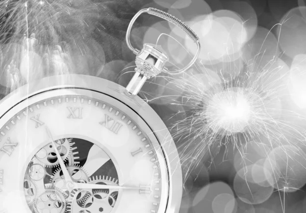 Uhr mit Bokeh-Lichtern und Feuerwerk — Stockfoto