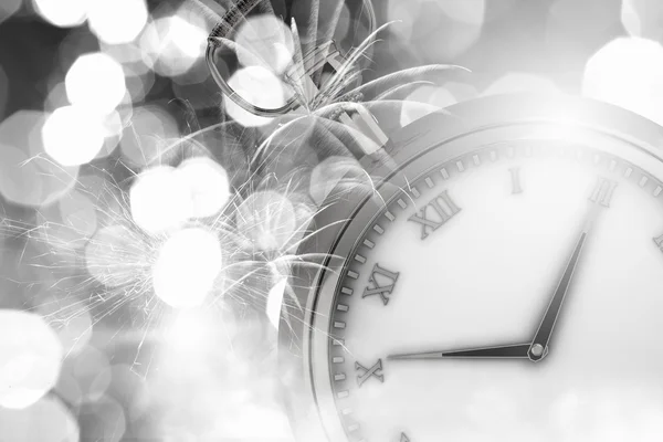 Orologio con luci bokeh e fuochi d'artificio — Foto Stock