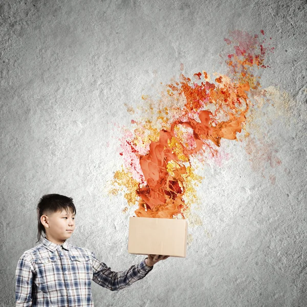 Jongen spatten kleurrijke verf — Stockfoto