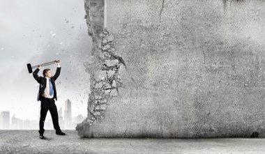 işadamı kırma çimento duvar