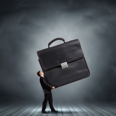 işadamı taşıyan ağır çanta