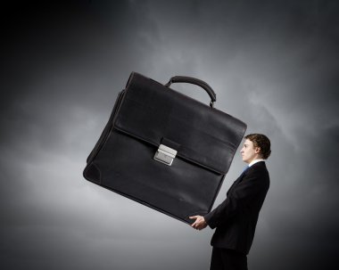 işadamı taşıyan ağır çanta