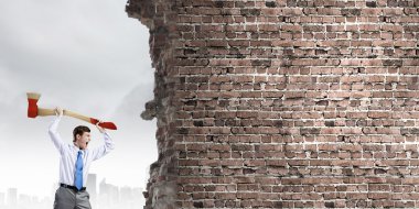 işadamı kırma çimento duvar