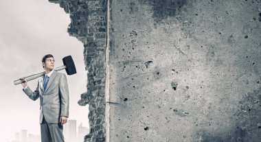 işadamı büyük çekiç ile