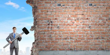 işadamı büyük çekiç ile