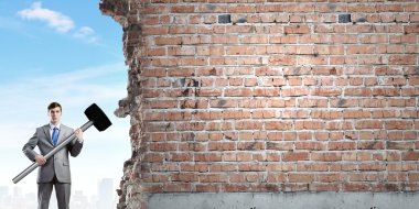 işadamı büyük çekiç ile