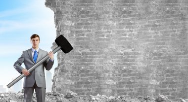 işadamı büyük çekiç ile