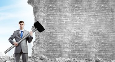 işadamı büyük çekiç ile