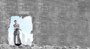 işadamı büyük çekiç ile