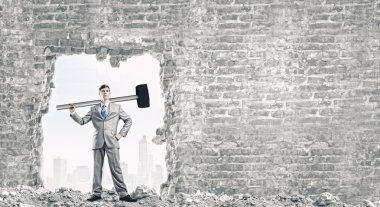 işadamı büyük çekiç ile