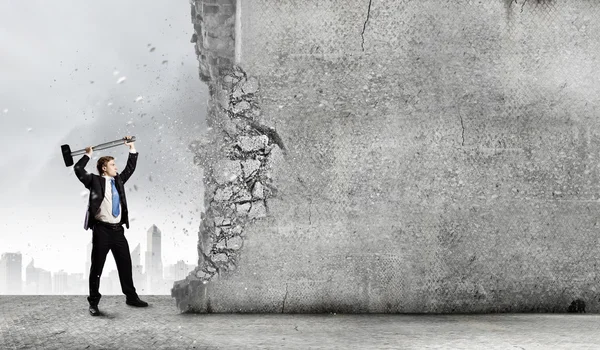 Empresário quebrar parede de cimento — Fotografia de Stock