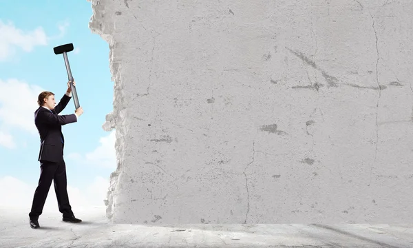 işadamı kırma çimento duvar