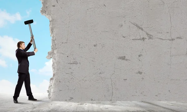 Homme d'affaires brisant mur de ciment — Photo
