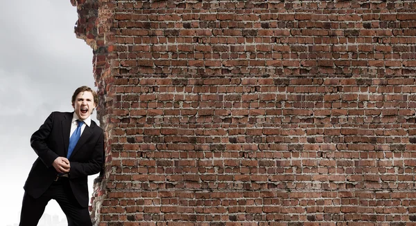 Uomo d'affari spostare muro di mattoni — Foto Stock