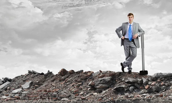 Joven hombre de negocios con martillo — Foto de Stock