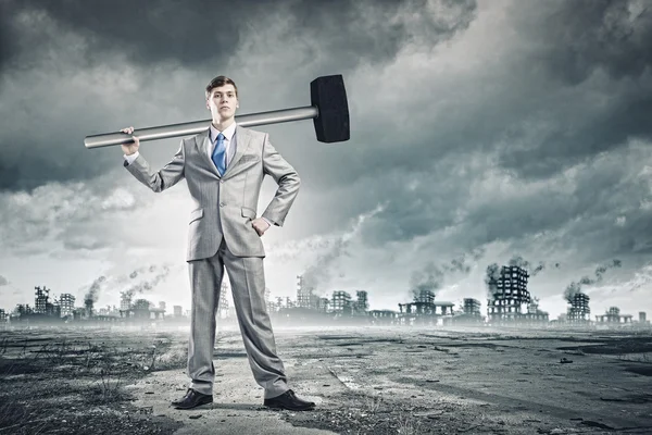 Geschäftsmann mit Hammer — Stockfoto