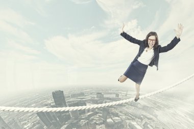riskli iş kadını ipe Dengeleme