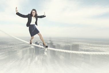 riskli iş kadını ipe Dengeleme