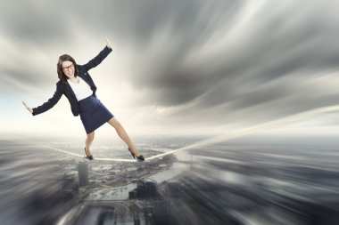 riskli iş kadını ipe Dengeleme
