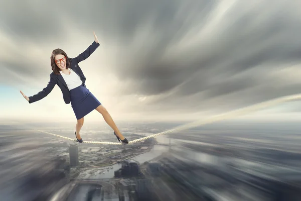 Riskante Geschäftsfrau balanciert auf Seil — Stockfoto