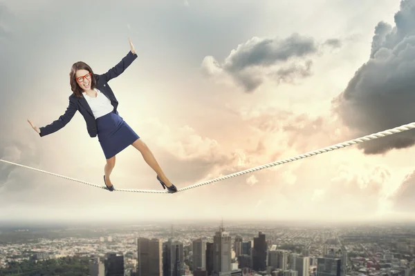 Empresária arriscada equilibrando na corda — Fotografia de Stock