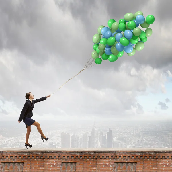 Geschäftsfrau mit bunten Luftballons — Stockfoto