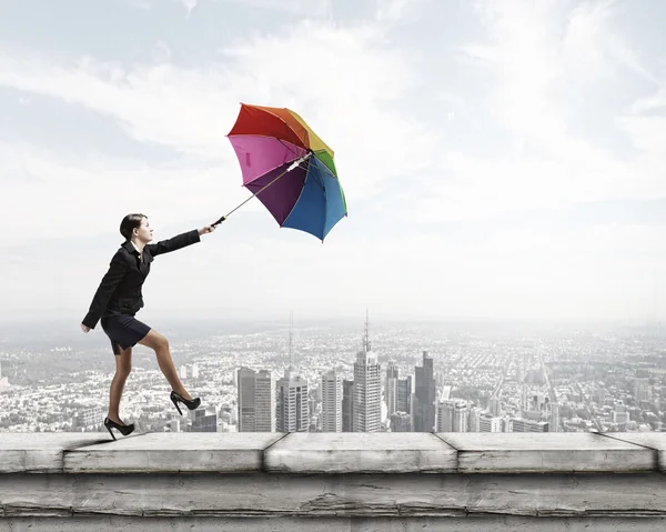 Geschäftsfrau mit buntem Regenschirm — Stockfoto